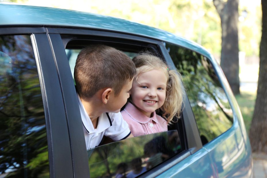 enfants qui voyagent en voiture