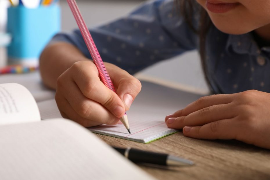 Quels crayons proposer aux tout-petits ? - mieux écrire : rééducation de  l'écriture.