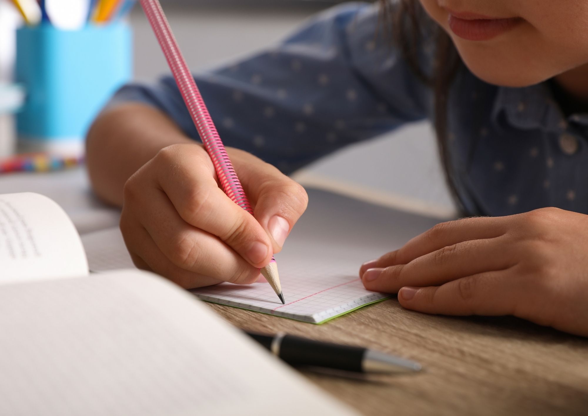 Apprendre à écrire: crayon, clavier ou les deux?