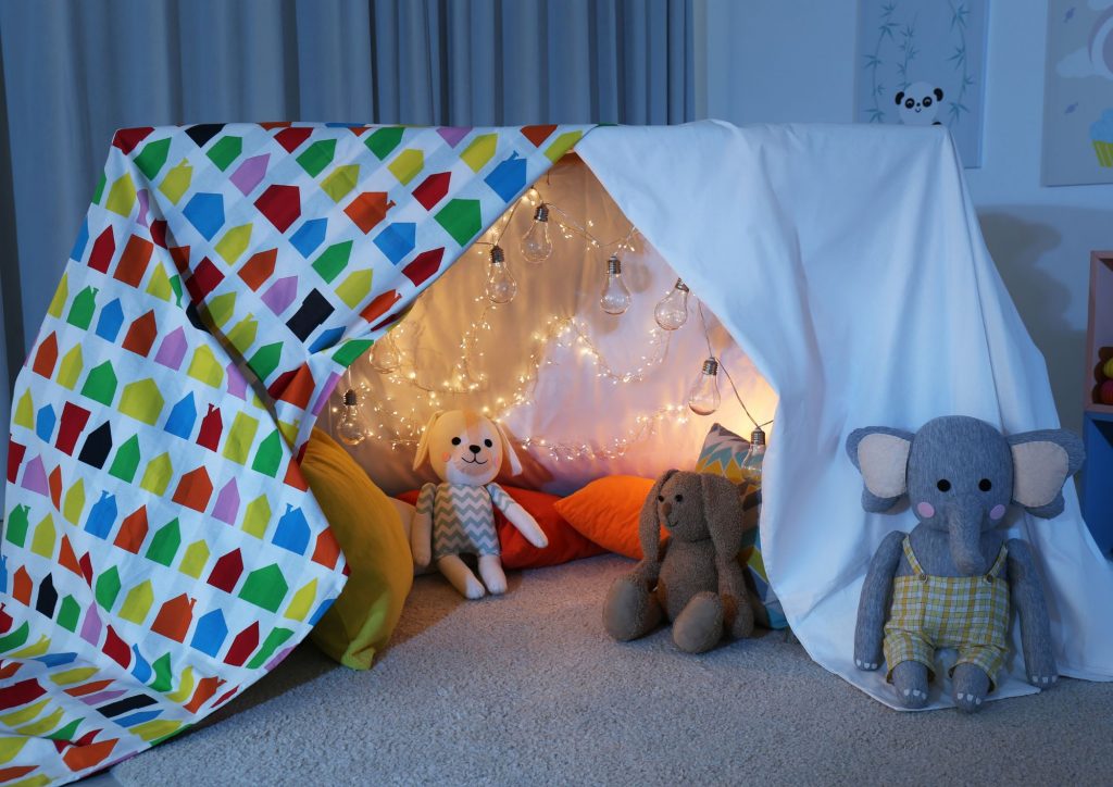 Cabane intérieure : lit, tipi, tente, le plein d'idées pour aménager une  chambre d'enfant - Hello Merlin