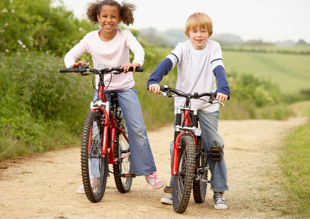 apprendre à faire du vélo à plusieurs enfants