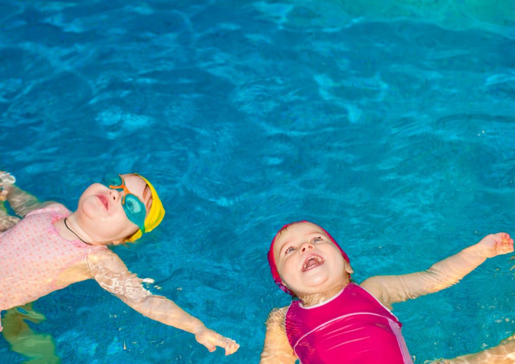 jeunes enfants allongés dans l'eau la planche