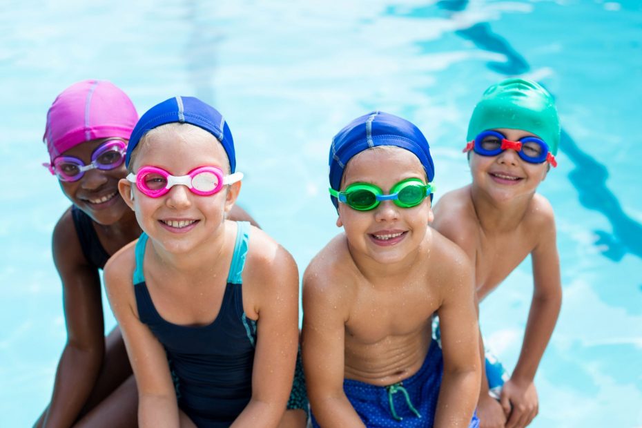 enfants à un cours de natation