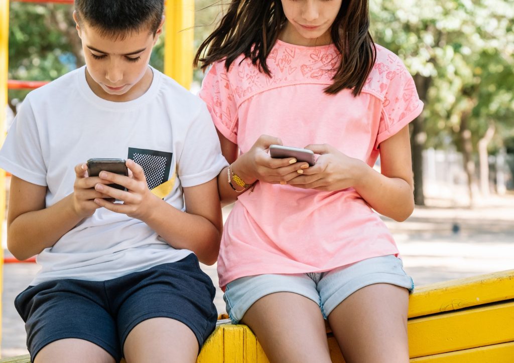 enfants surfant sur Internet sur leur smartphone