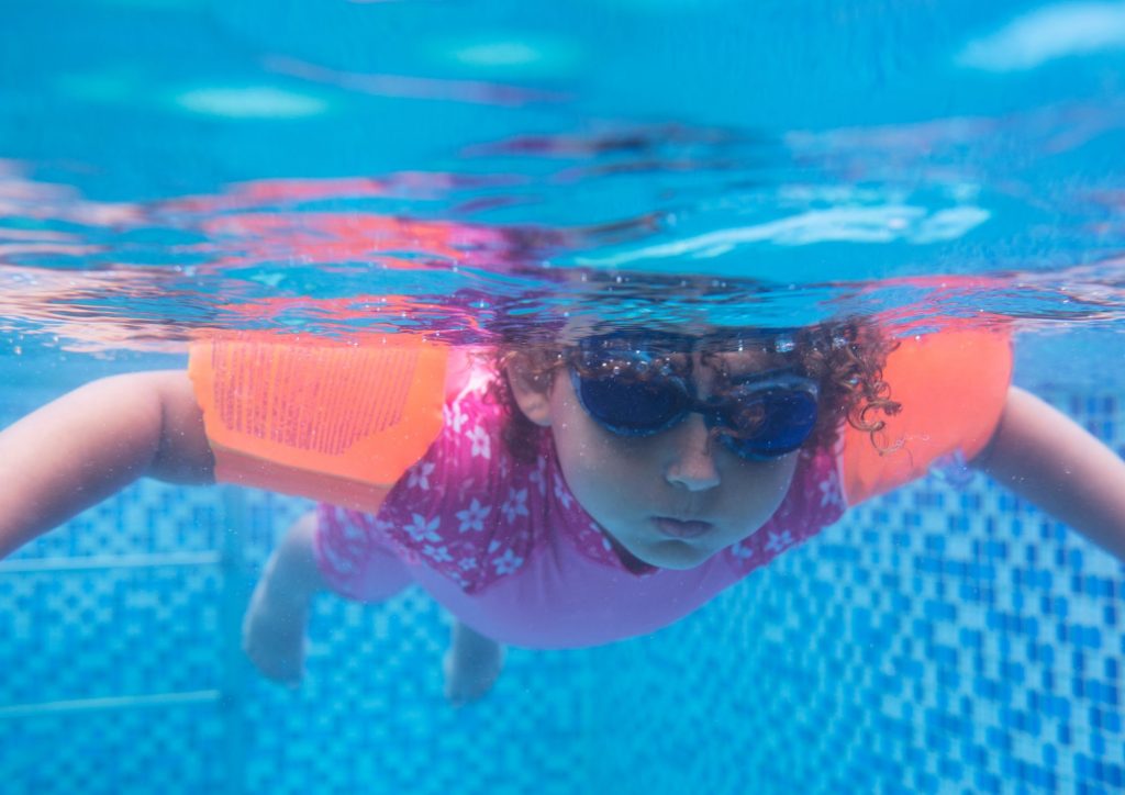 enfant immergé qui flotte sur le ventre