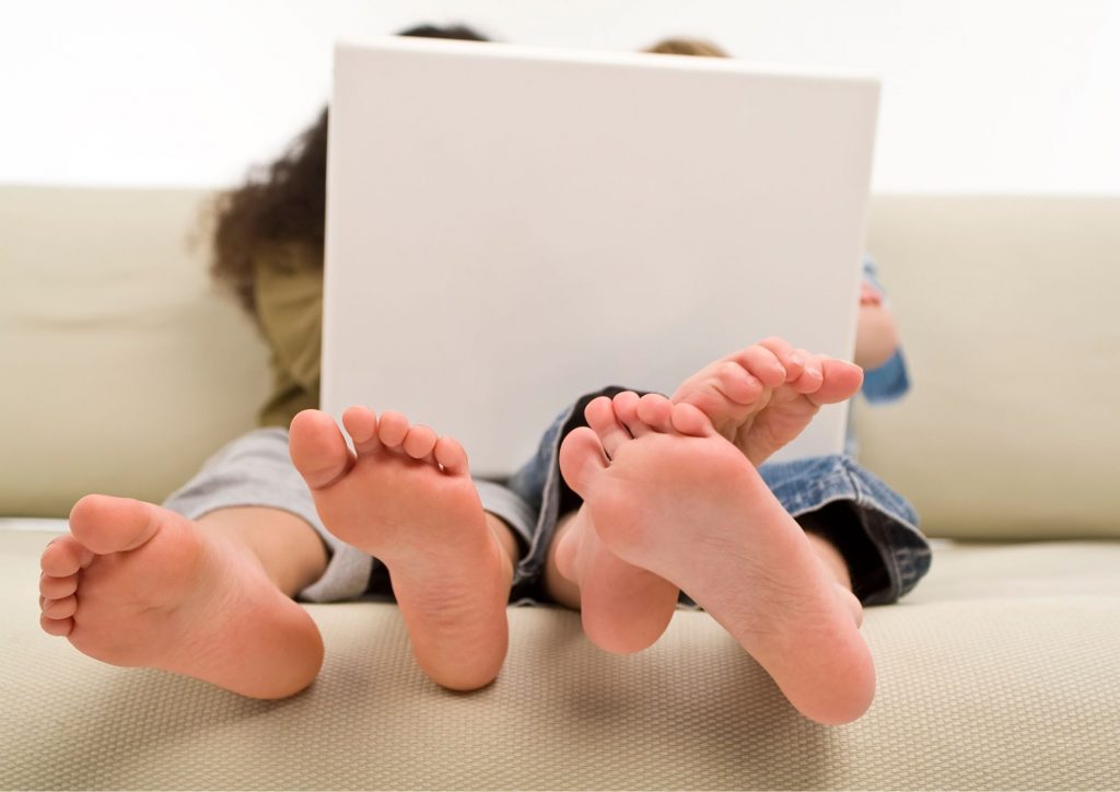 enfants qui consultent Internet sur un ordinateur portable