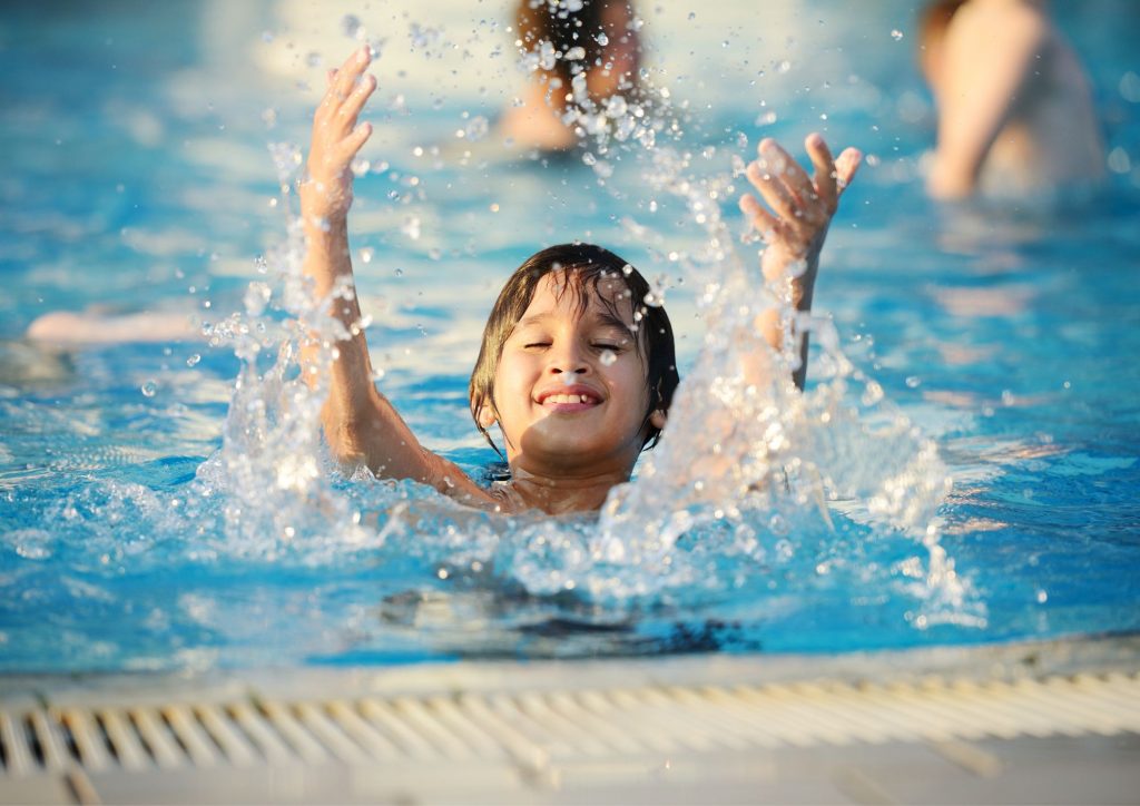 enfant qui joue en retenant sa respiration dans la piscine