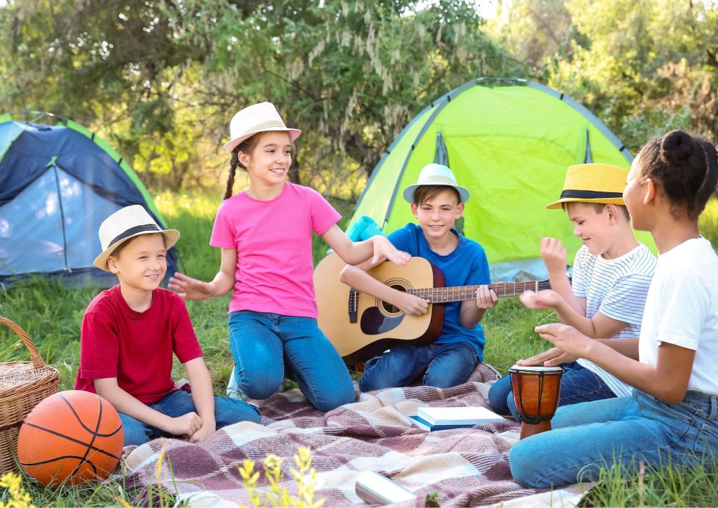 enfants qui campent pendant les vacances camp scout ou colonie de vacances