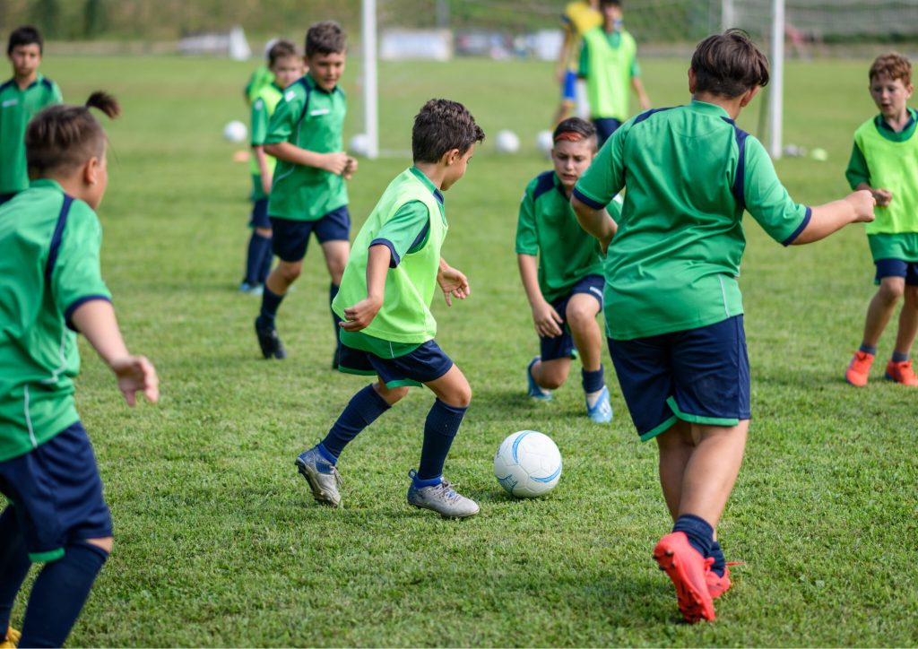 enfants qui jouent au football