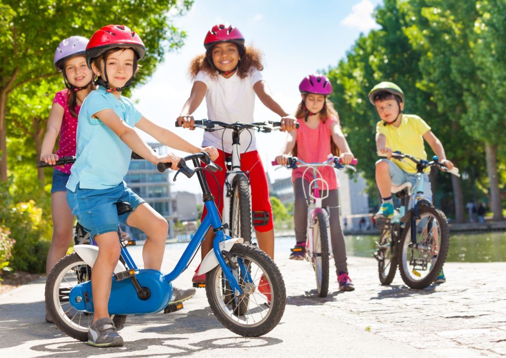 enfants qui font du vélo colonies de vacances