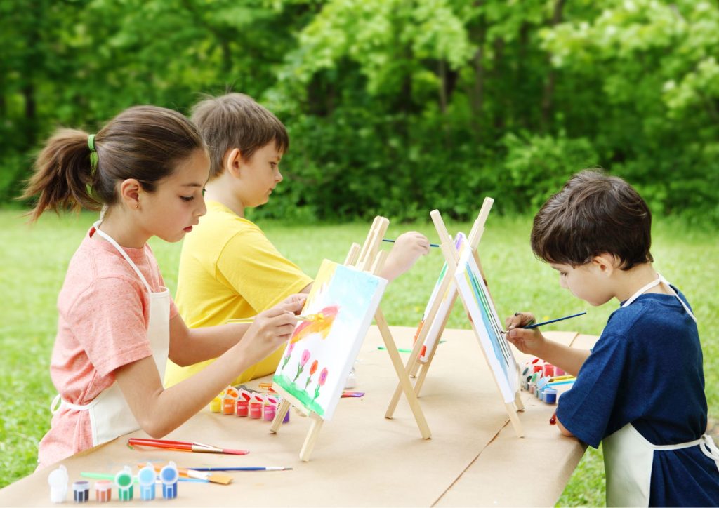 enfants qui font une activité artistique en colonie de vacances