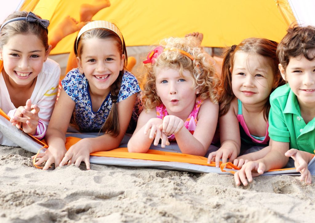 enfants à la plage amitié