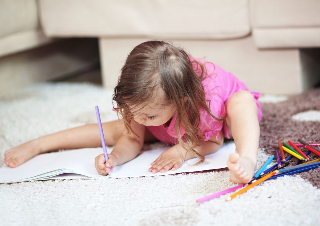 enfant qui dessine au sol