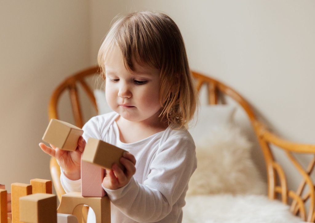 enfant qui joue avec son ami imaginaire