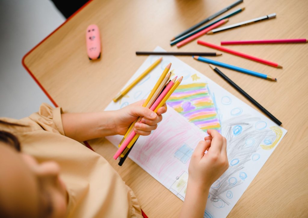 dessins d'enfant au crayon de couleur