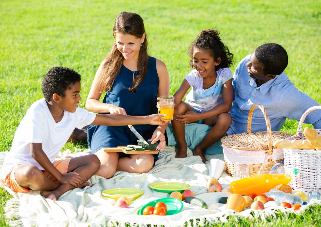 déjeuner au grand air en famille