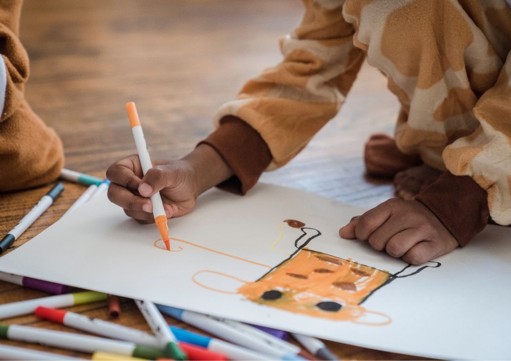 enfant qui dessine