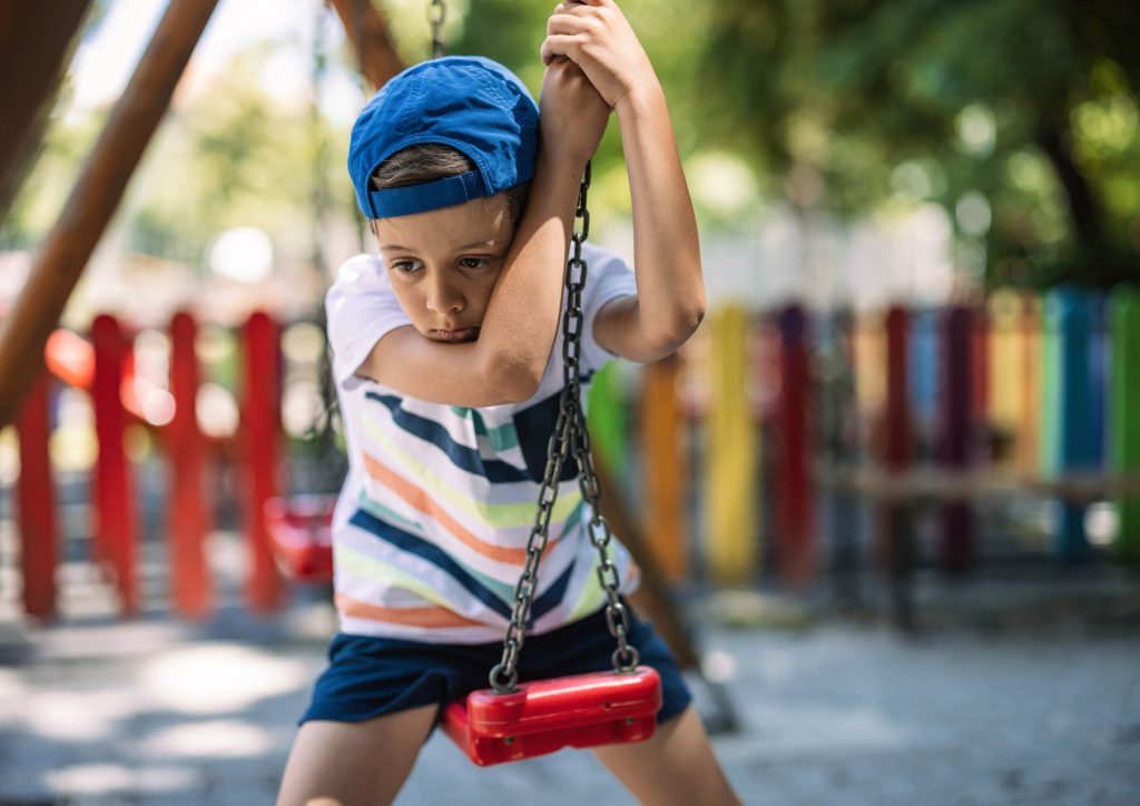 enfant triste à l'école