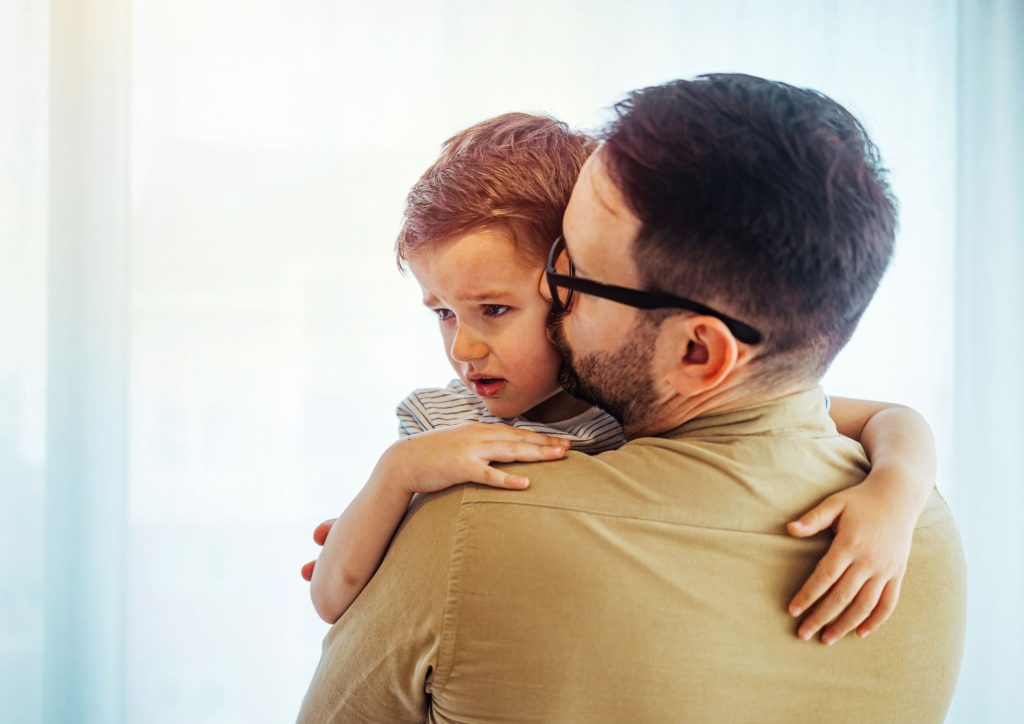 parent qui console son enfant