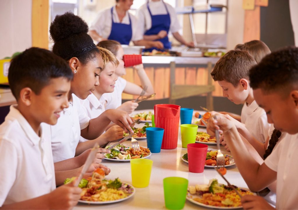 enfants qui mangent à la cantine