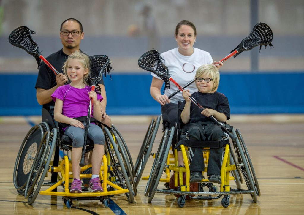 enfants qui pratiquent un handisport en fauteuil roulant