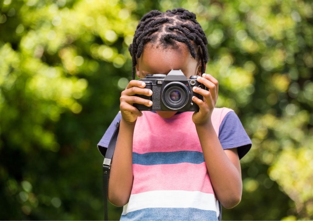 enfant qui prend une photo