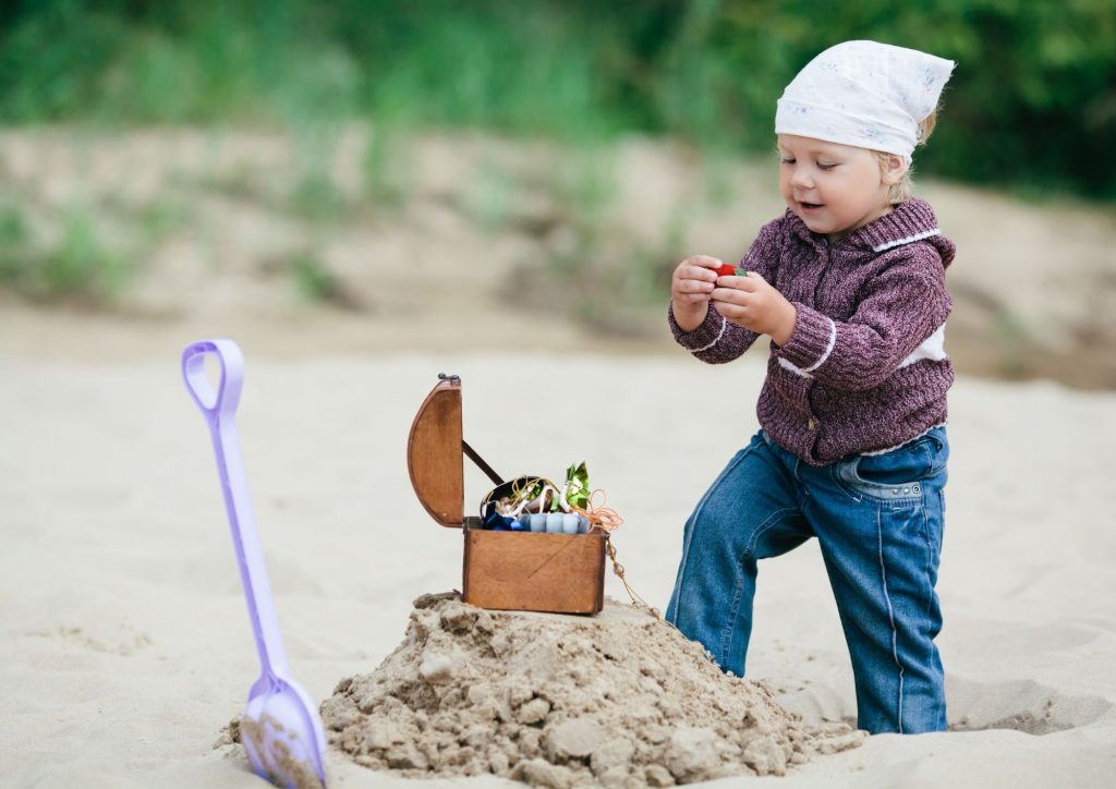 enfant avec un coffre au trésor