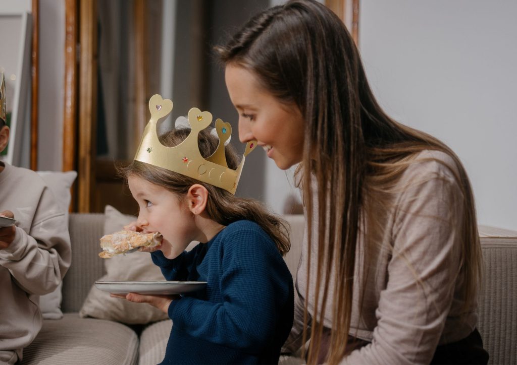 trouver la fève dans la galette des rois (Épiphanie)