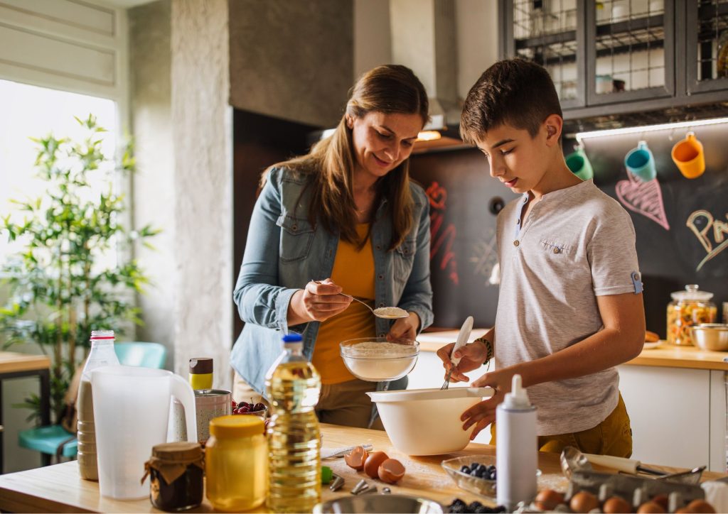 autonomie enfant cuisiner des crêpes