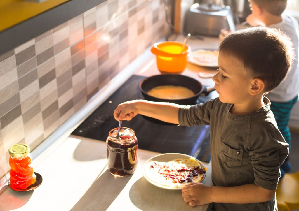 enfants qui dégustent des crêpes pour la Chandeleur