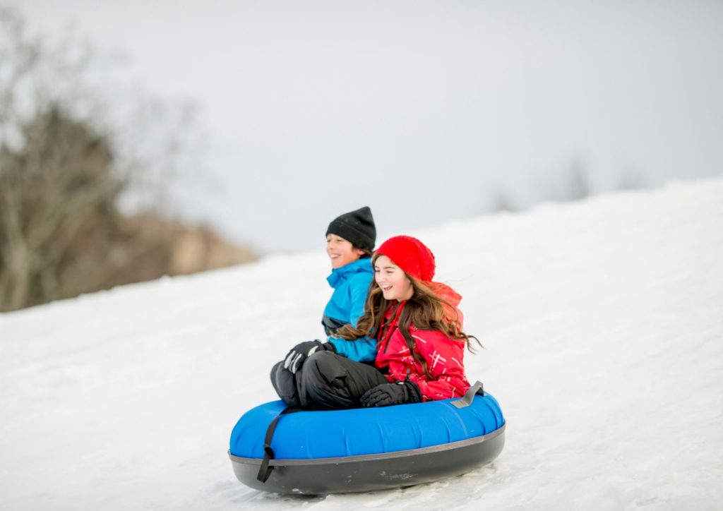 luge bouée neige enfants montagne