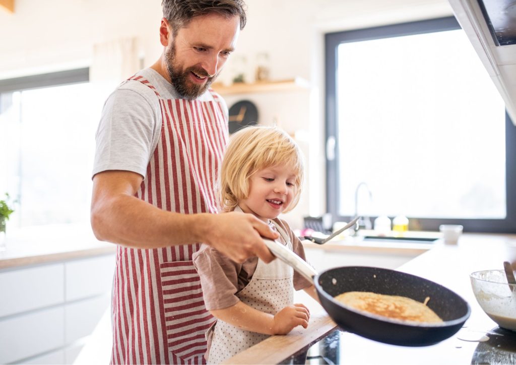 faire sauter les crêpes de la Chandeleur avec les enfants