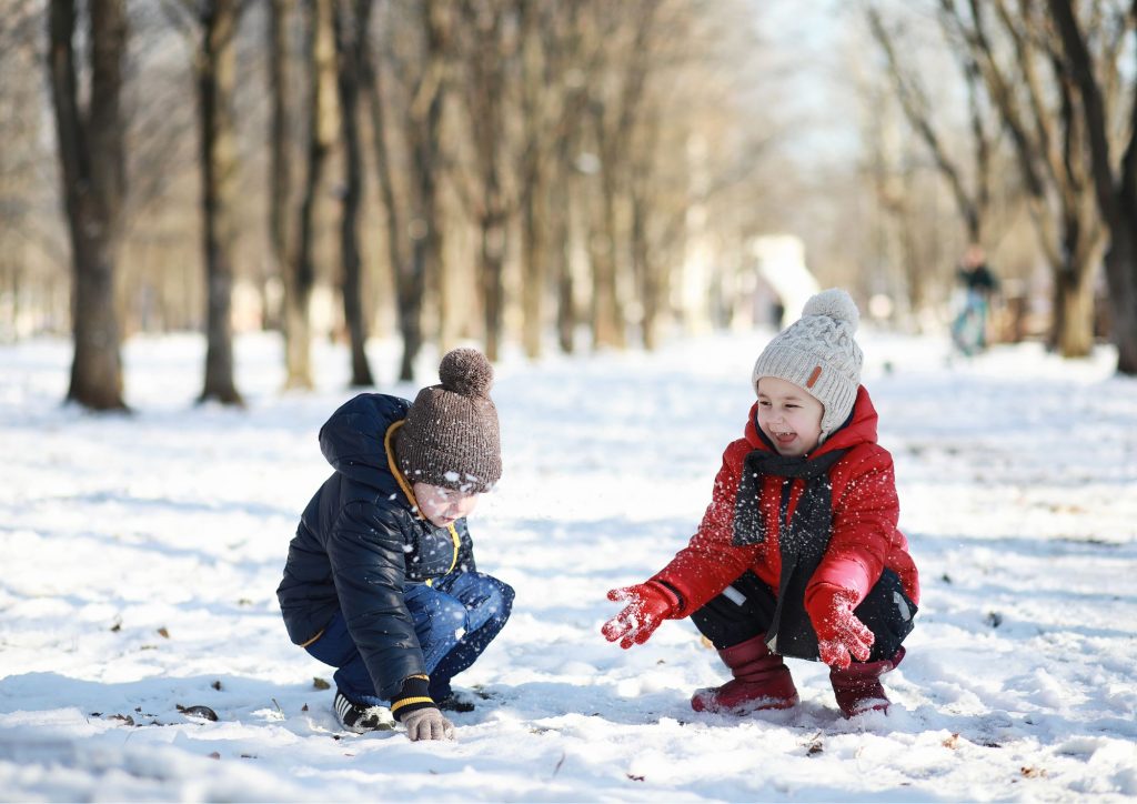 enfants qui jouent dans la neige