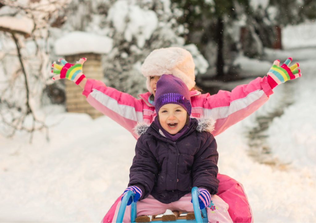 enfants qui jouent dans la neige à la montagne