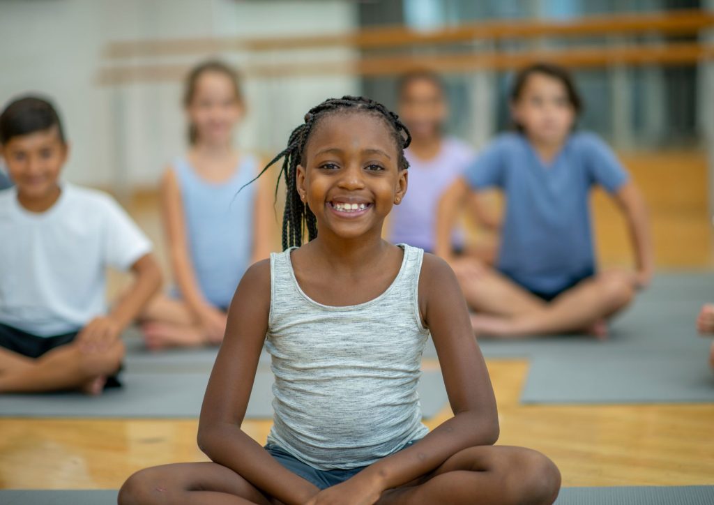 méditation enfants en groupe