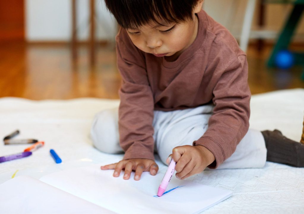 enfant qui dessine