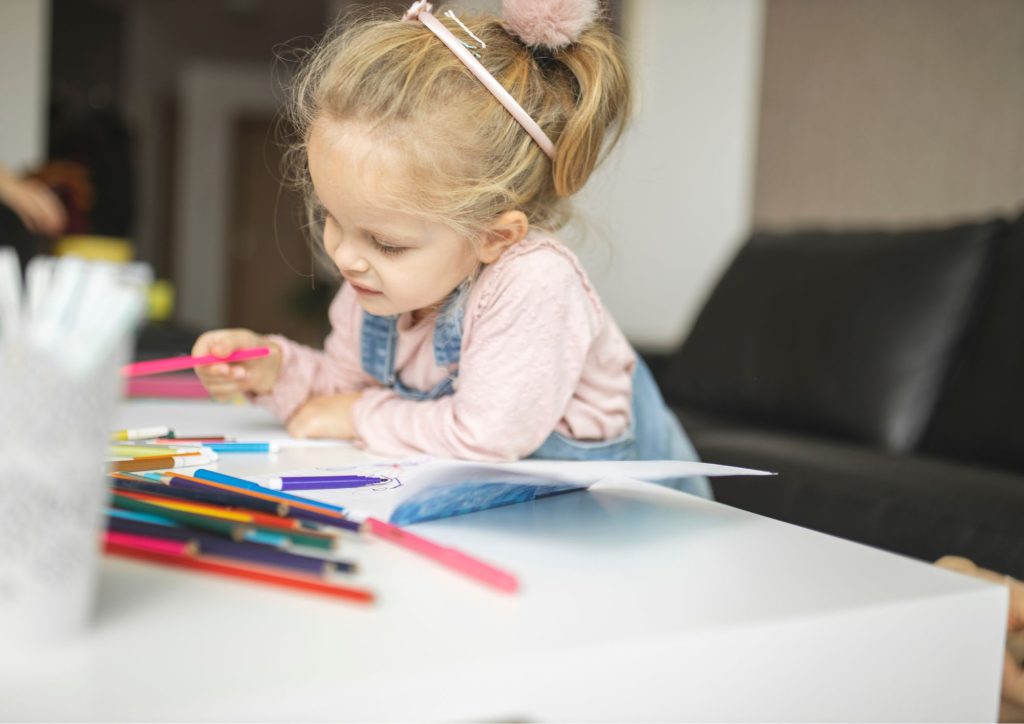 petite fille en train de dessiner