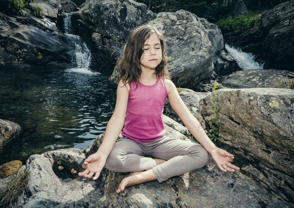 enfant méditant dans la nature